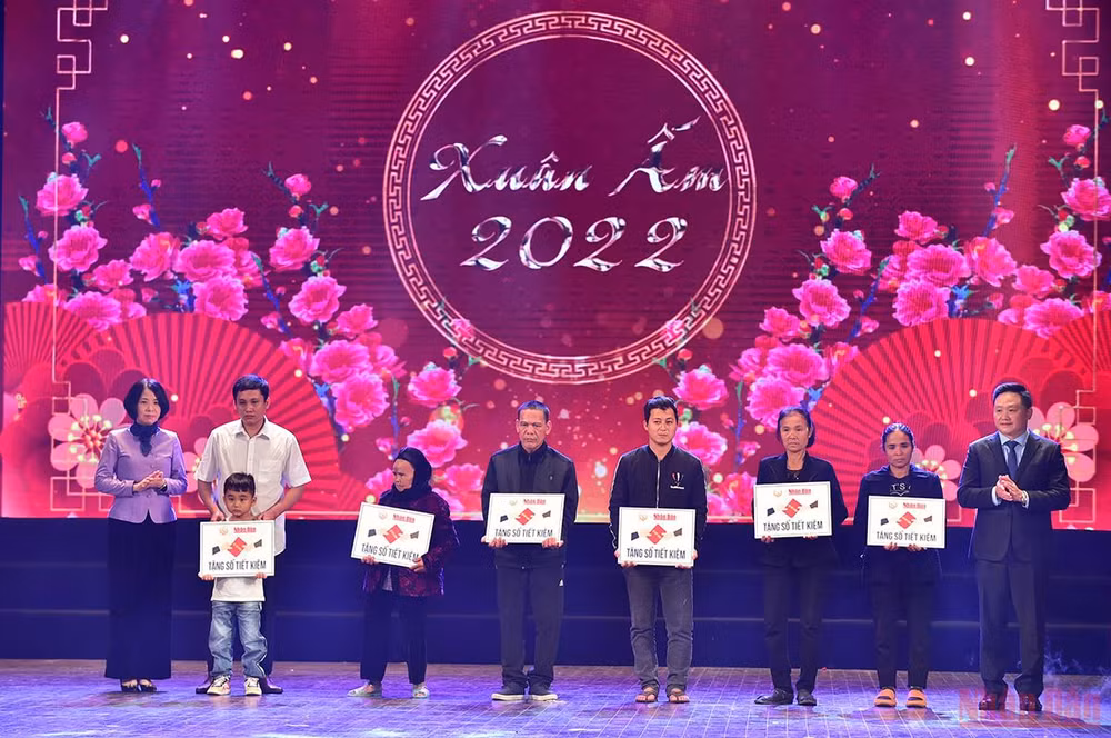 Báo Nhân Dân mang “Xuân ấm” về với người nghèo -0