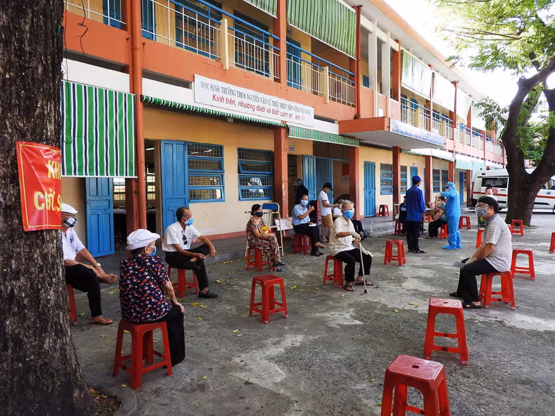 Đà Nẵng đẩy nhanh tiêm vaccine&nbsp;cho các đối tượng ưu tiên -0