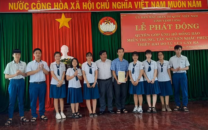 Tập thể Trường THPT Chuyên Nguyễn Bỉnh Khiêm quyên góp hỗ trợ đồng bào bị lũ lụt miền trung, Tây Nguyên.  