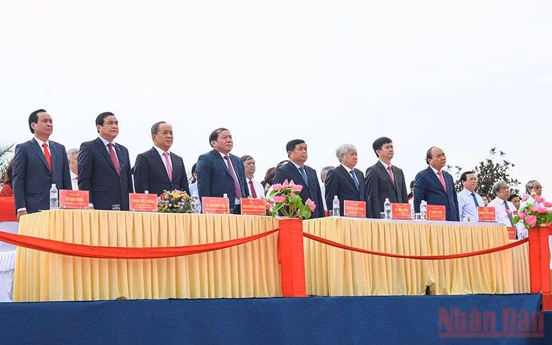 Chủ tịch nước Nguyễn Xuân Phúc dự Lễ thượng cờ thống nhất non sông -0