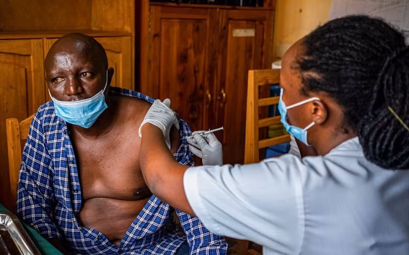 Tiêm ngừa Covid-19 tại Bệnh viện Masaka ở Kigali, Rwanda, ngày 5/3/2021. (Ảnh: Reuters)
