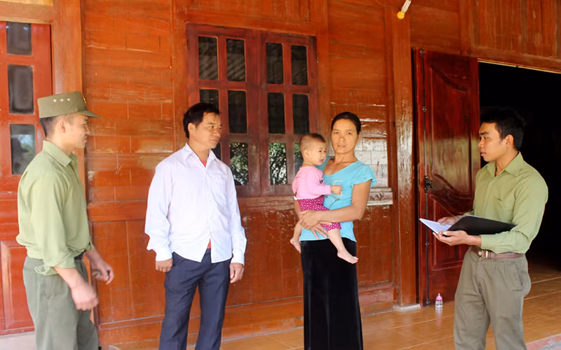 Chính quyền và Công an xã Sín Thầu (huyện Mường Nhé) tổ chức tuyên truyền pháp luật cho bà con bản Tả Kố Khừ. (Ảnh BÁO ĐIỆN BIÊN)