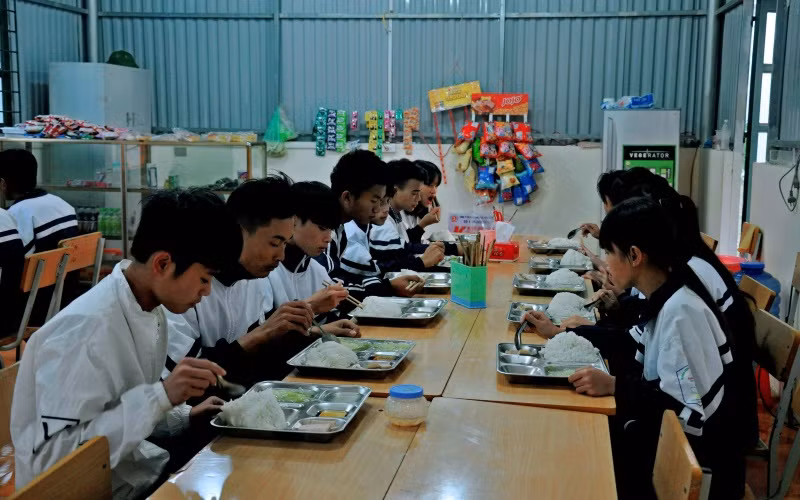 Tiếp sức học sinh nghèo vùng biên -0