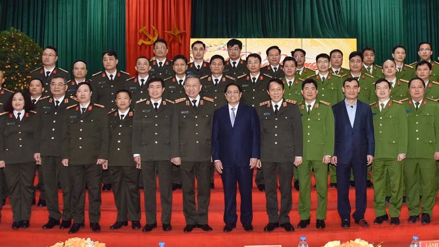 Thủ tướng Phạm Minh Chính chụp ảnh lưu niệm cùng cán bộ, chiến sĩ Cục A05 và C07.