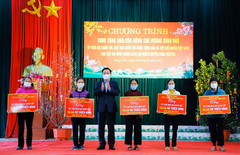 Chủ tịch Quốc hội Vương Đình Huệ tặng quà Tết tại Nghệ An -0