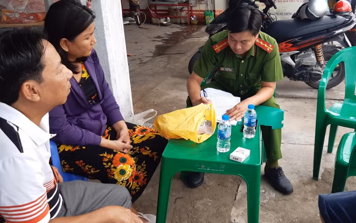 Các nạn nhân trình báo với sự việc với lực lượng công an.