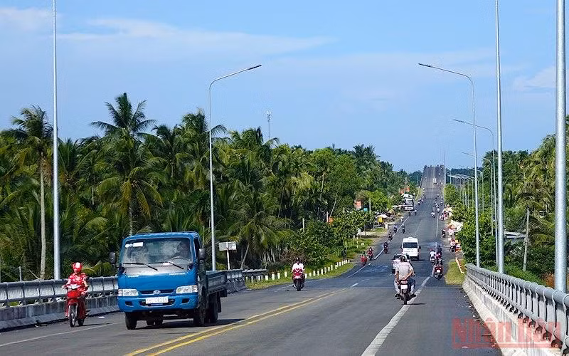 Xây dựng đường giao thông liên vùng, liên tỉnh là một trong những nội dung mà tỉnh Kiên Giang kêu gọi đầu tư. Trong ảnh: Đường về vùng U Minh Thượng (Ảnh: Việt Tiến).