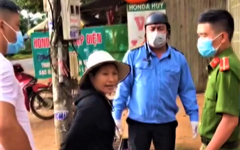  Bà Nguyễn Thị Quý không đeo khẩu trang và chống đối lực lượng phòng, chống dịch. (Ảnh cắt từ clip)