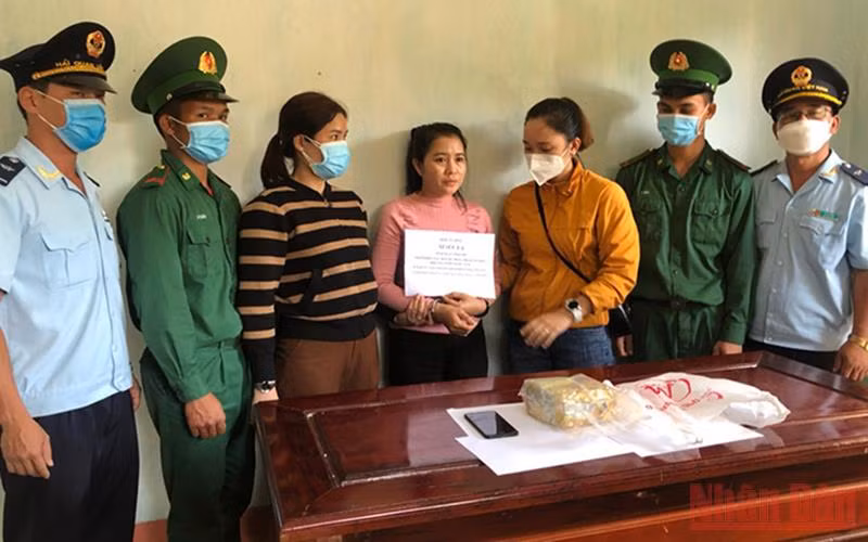 Đối tượng Nang Xi Sup La cùng tang vật.