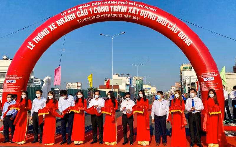 Tổ chức thông xe nhánh 1 cầu Bưng (nối quận Bình Tân và Tân Phú) sáng 5/12.