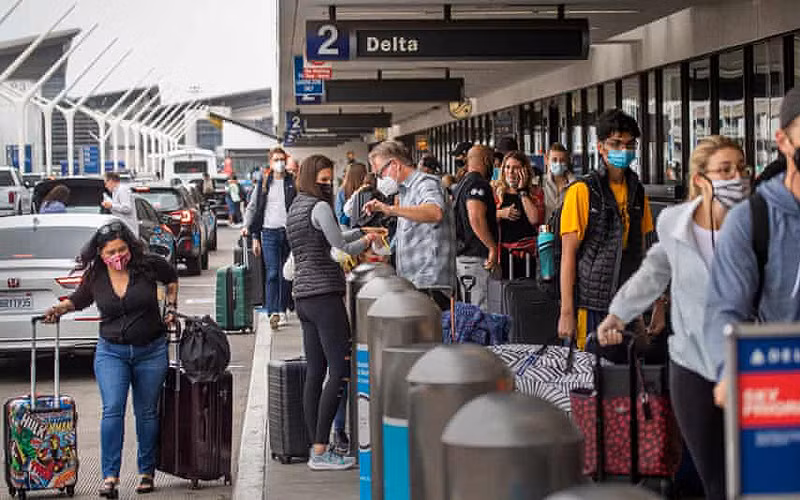 Du khách xếp hàng chờ làm thủ tục tại sân bay LAX ở Los Angeles.(Ảnh: Los Angeles Times)