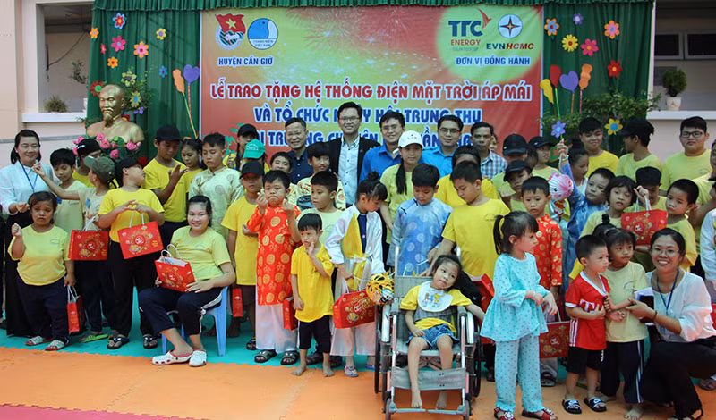 Các đơn vị, doanh nghiệp vui Trung thu cùng các em học sinh Trường Chuyên biệt Cần Thạnh, huyện Cần Giờ.