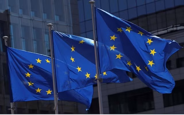 Cờ của EU bên ngoài trụ sở Ủy ban châu Âu tại Bỉ. (Ảnh: Reuters)