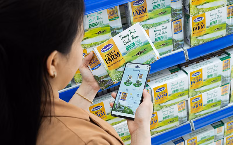 Người tiêu dùng scan QR code để tìm kiếm thông tin về Sữa tươi Vinamilk Green Farm.