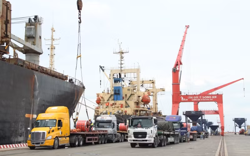 Hàng nhập khẩu không nhiều và không chứa trong container là một trong những nguyên nhân dẫn đến thiếu hụt container chứa hàng nông sản xuất khẩu. 