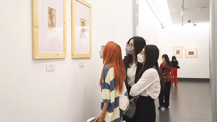 Nhiều bạn trẻ đến với triển lãm trong ngày khai mạc.
