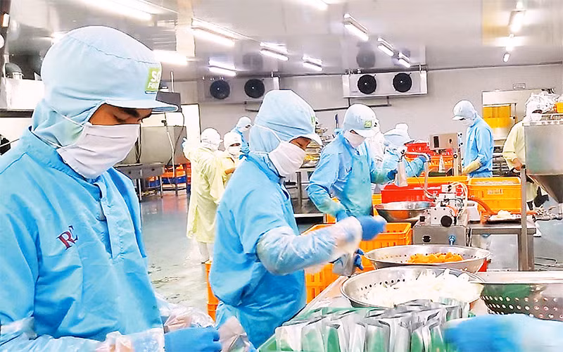 Người lao động tại Công ty Sài Gòn Food. (Ảnh minh họa: Quang Quý)