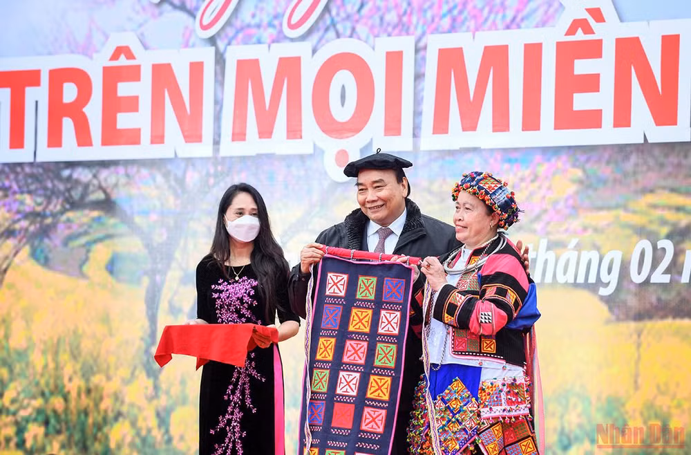 Chủ tịch nước Nguyễn Xuân Phúc dự Ngày hội “Sắc Xuân trên mọi miền Tổ quốc” năm 2022 -0
