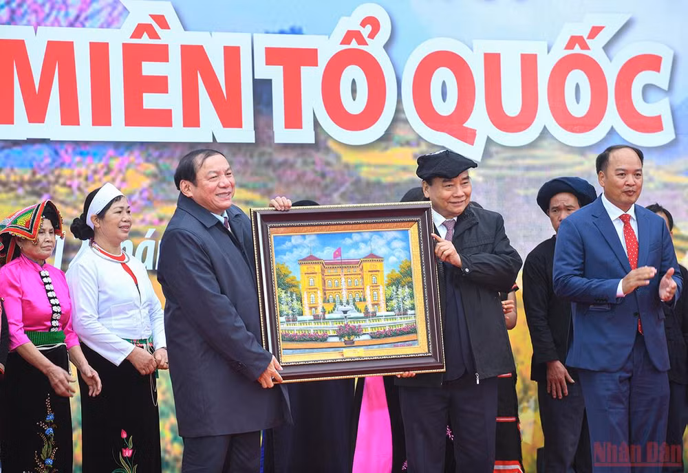 Chủ tịch nước Nguyễn Xuân Phúc dự Ngày hội “Sắc Xuân trên mọi miền Tổ quốc” năm 2022 -0