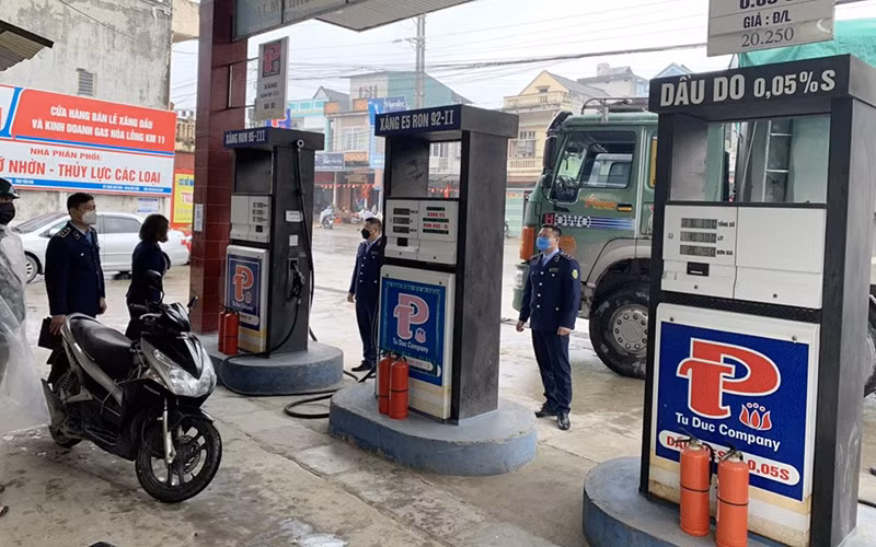 Lực lượng Quản lý thị trường kiểm tra một cửa hàng kinh doanh xăng dầu tại thị trấn Yên Bình (Yên Bái).