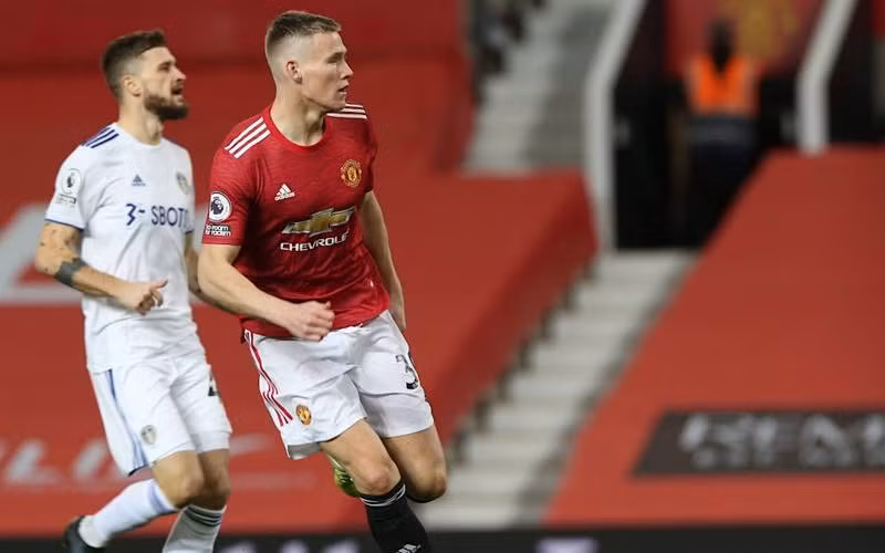Cầu thủ trẻ McTominay (áo đỏ) lập cú đúp cho Man United.