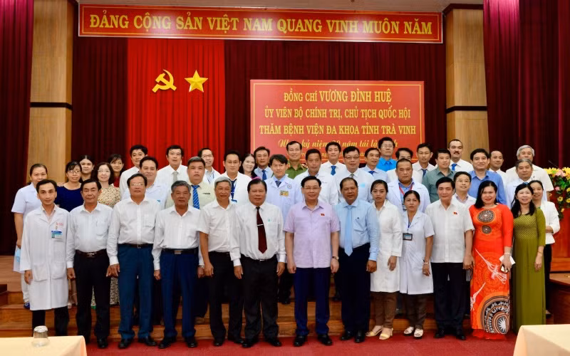 Chủ tịch Quốc hội Vương Đình Huệ và Đoàn công tác chụp ảnh lưu niệm với các cán bộ, y, bác sĩ, nhân viên y tế. (Ảnh: CTV)