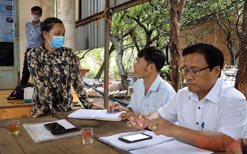 Cán bộ huyện Long Thành tiếp nhận kiến nghị của người dân trong vùng Dự án Sân bay Long Thành về bồi thường, tái định cư.