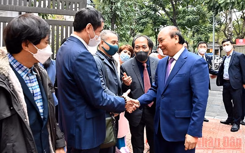Chủ tịch nước Nguyễn Xuân Phúc với lãnh đạo Hội Nhà văn Việt Nam. 