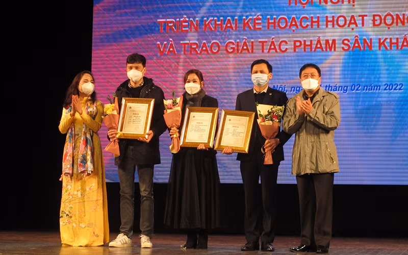 Đại diện các Nhà hát nhận Giải A vở diễn sân khấu. (Ảnh: Đào Anh)