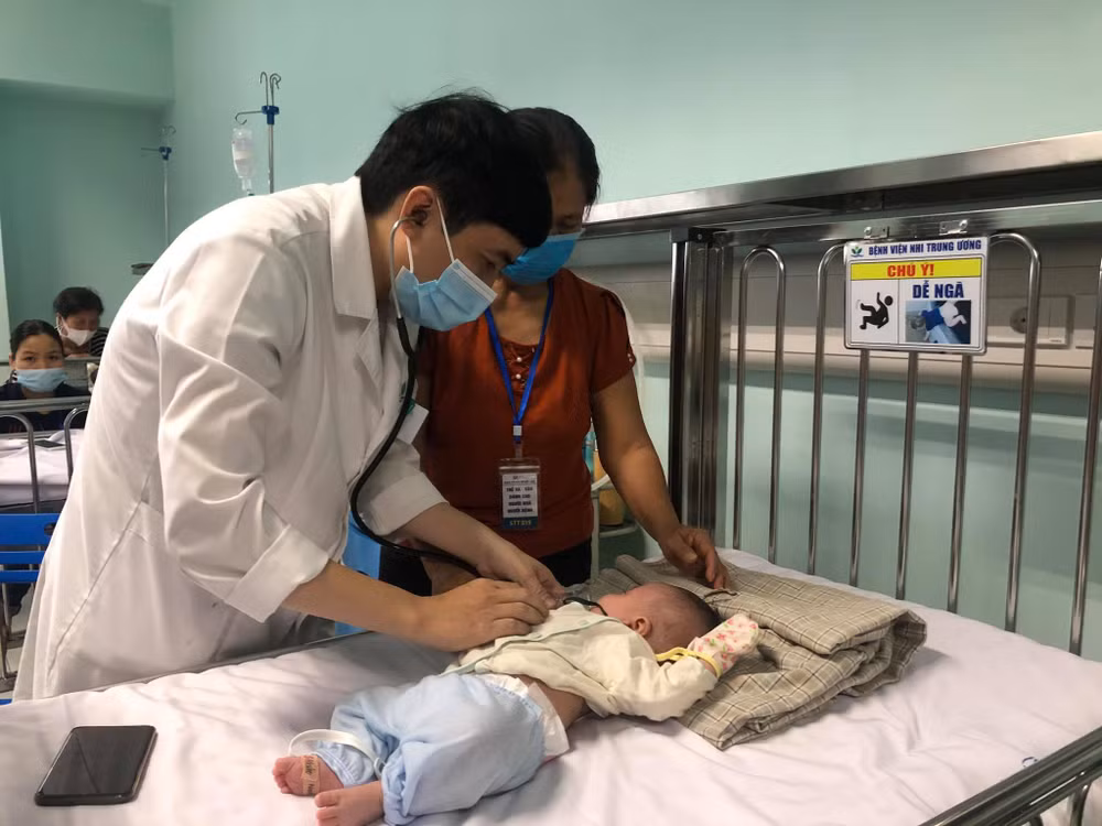 BSCK2 Lê Thanh Chương, Trưởng khoa Hồi Sức hô hấp, Trung tâm Hô hấp thăm khám cho bệnh nhi.