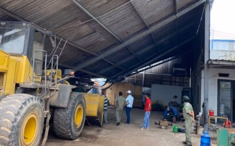 Lực lượng chức năng tiến hành cưỡng chế nhà xưởng do ông Tuấn xây dựng trái phép.