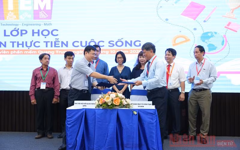 Đại diện lãnh đạo Sở GD-ĐT TP Hồ Chí Minh và Công viên Phầm mềm Quang Trung ký thỏa thuận hợp tác.
