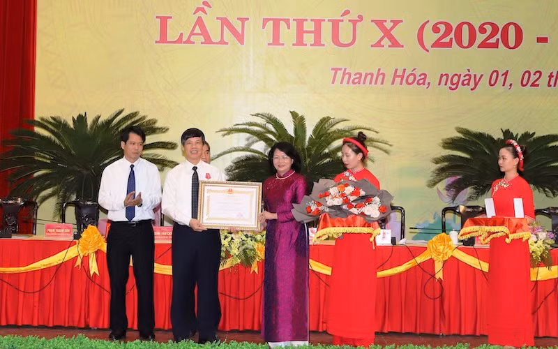 Phó Chủ tịch nước trao tặng Huân chương Lao động hạng Nhất cho Chủ tịch UBND tỉnh Thanh Hóa Nguyễn Đình Xứng.