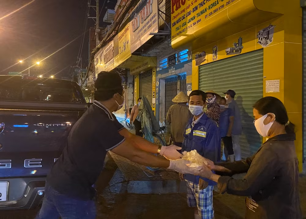 Nghĩa cử đẹp phía sau hàng nghìn suất cơm cho người cơ nhỡ -0