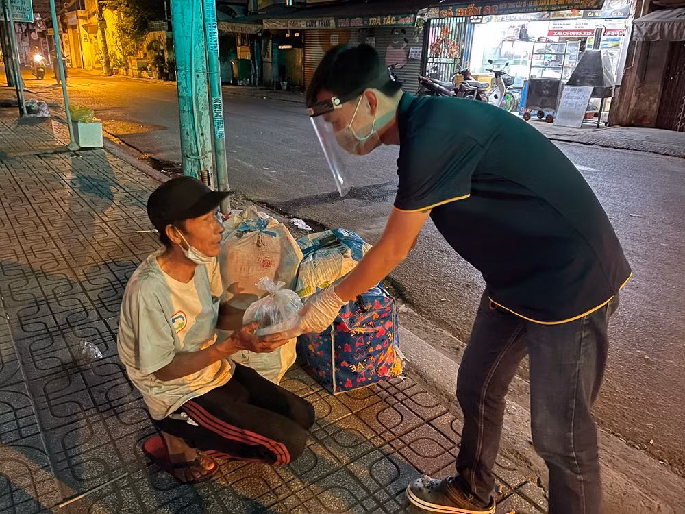 Nghĩa cử đẹp phía sau hàng nghìn suất cơm cho người cơ nhỡ -0