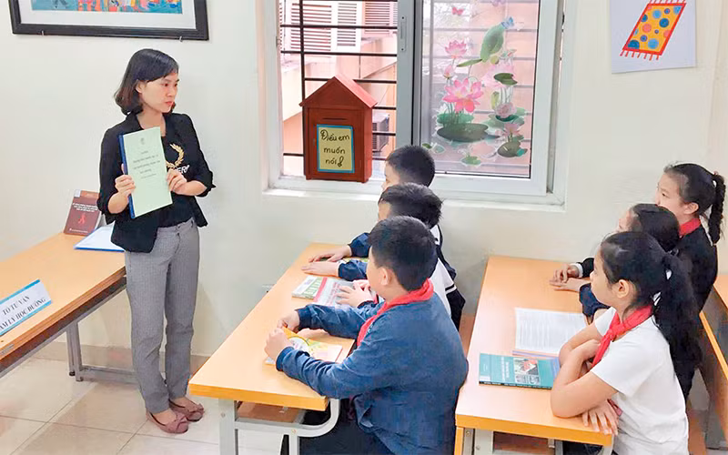 Tư vấn tâm lý học đường cho học sinh một trường tiểu học tại quận Hoàn Kiếm. (Ảnh Trần Nhật) 