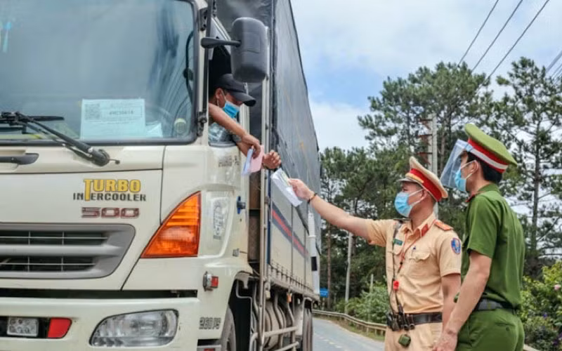 Lực lượng chức năng kiểm tra các xe tải ra vào địa bàn tỉnh Lâm Đồng.