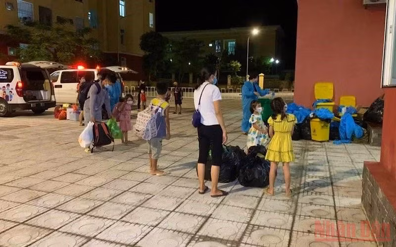 Nhiều học sinh Quảng Bình phải đi cách ly tập trung cùng bố mẹ do tiếp xúc gần ca bệnh