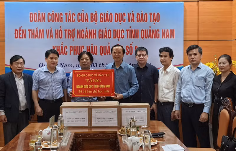 Trao tặng trang thiết bị, sách vở tới bốn tỉnh miền trung