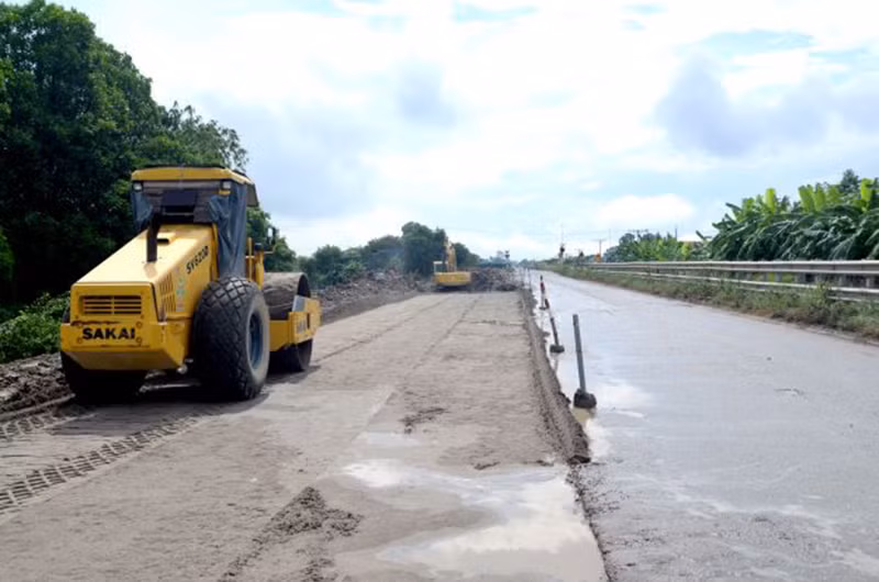 Nhà thầu huy động phương tiện máy móc đẩy nhanh tiến độ thi công đoạn đường ĐT 385 trên địa bàn huyện Văn Lâm, tỉnh Hưng Yên.