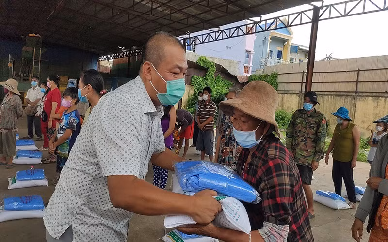 Cán bộ Đại sứ quán nước ta trao quà cứu trợ cho bà con.