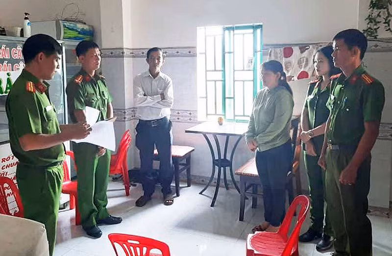 Cơ quan Công an đọc lệnh bắt giam đối tượng Trần Thị Yến Chi. Ảnh: VĂN NGỌC