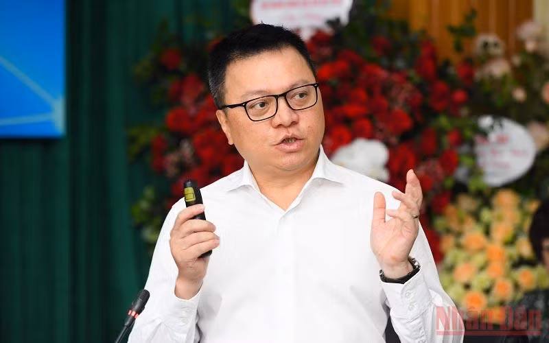 Tổng Biên tập Báo Nhân Dân Lê Quốc Minh chia sẻ về chuyển đổi số báo chí tại hội thảo. (Ảnh: THÀNH ĐẠT)