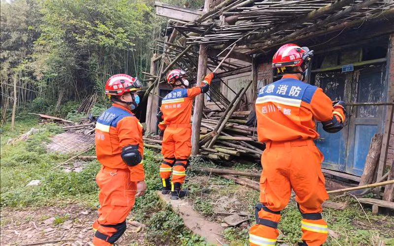 Nhân viên cứu hộ kiểm tra các ngôi nhà bị hư hại sau trận động đất mạnh 6,1 độ tại Yaan, tỉnh Tứ Xuyên, Trung Quốc, ngày 2/6/2022. (Ảnh: AFP/TTXVN)