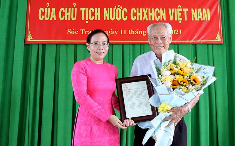 Lãnh đạo tỉnh Sóc Trăng trao Thư khen của Chủ tịch nước cho cụ Trần Cang.
