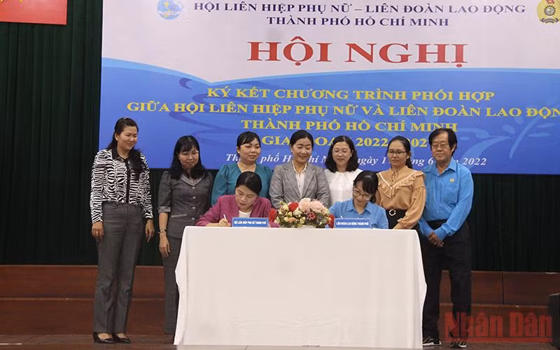 Liên đoàn Lao động và Hội Liên hiệp phụ nữ Thành phố Hồ Chí Minh ký kết chương trình phối hợp sáng 17/6.
