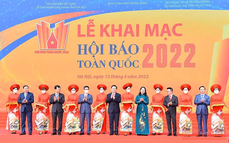Các đại biểu thực hiện nghi thức cắt băng khai mạc Hội Báo Toàn quốc năm 2022.