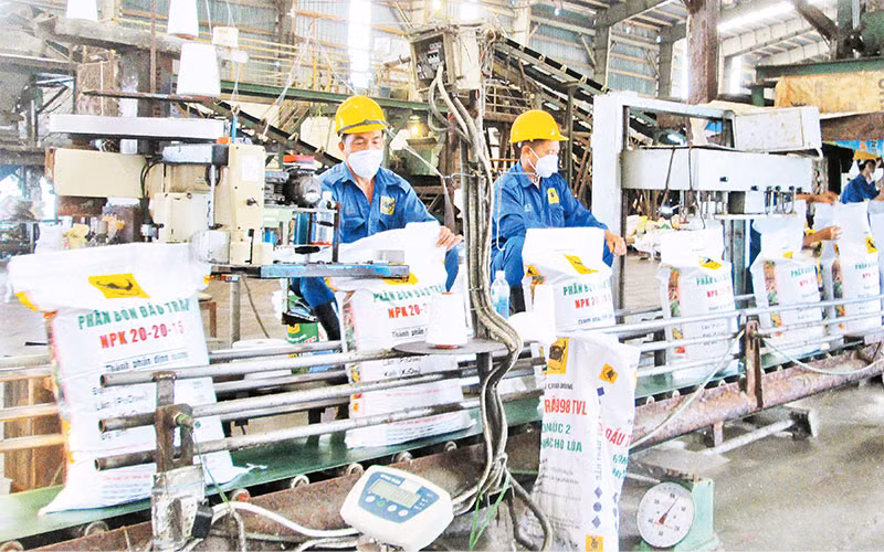 Công ty cổ phần Bình Ðiền (Long An) tăng sản lượng sản xuất phân bón phục vụ nhu cầu của nhà nông. 