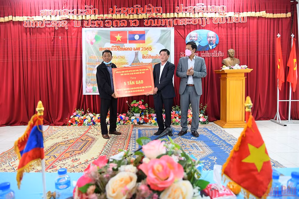 Quan hệ hữu nghị đặc biệt Việt - Lào: Tết của bạn là Tết của mình -0
