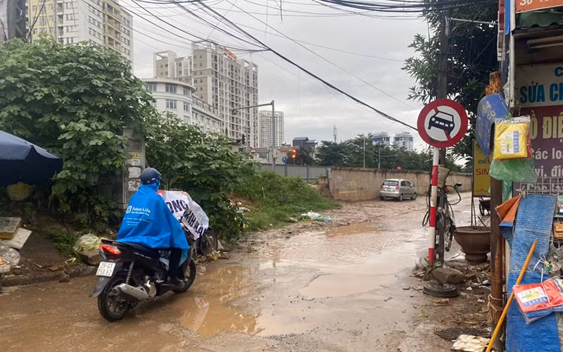 Đoạn đường ngõ 464 Âu Cơ xuống cấp nghiêm trọng. Ảnh: MINH NGHĨA